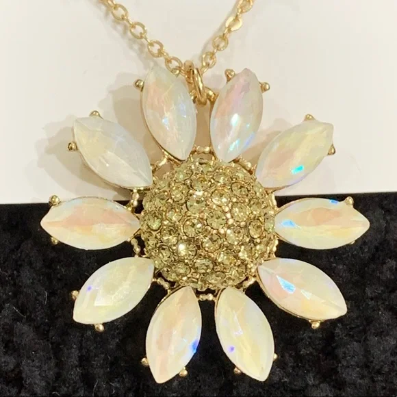 BETSEY JOHNSON SPARKLING DAISY NECKLACE AND EARRINGS SET! - Picture 6 of 11